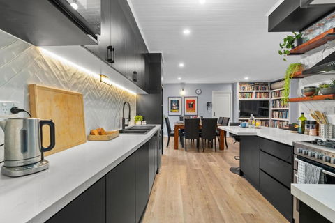 Private, Modern And Warm Family Home - Accommodation Australia 3
