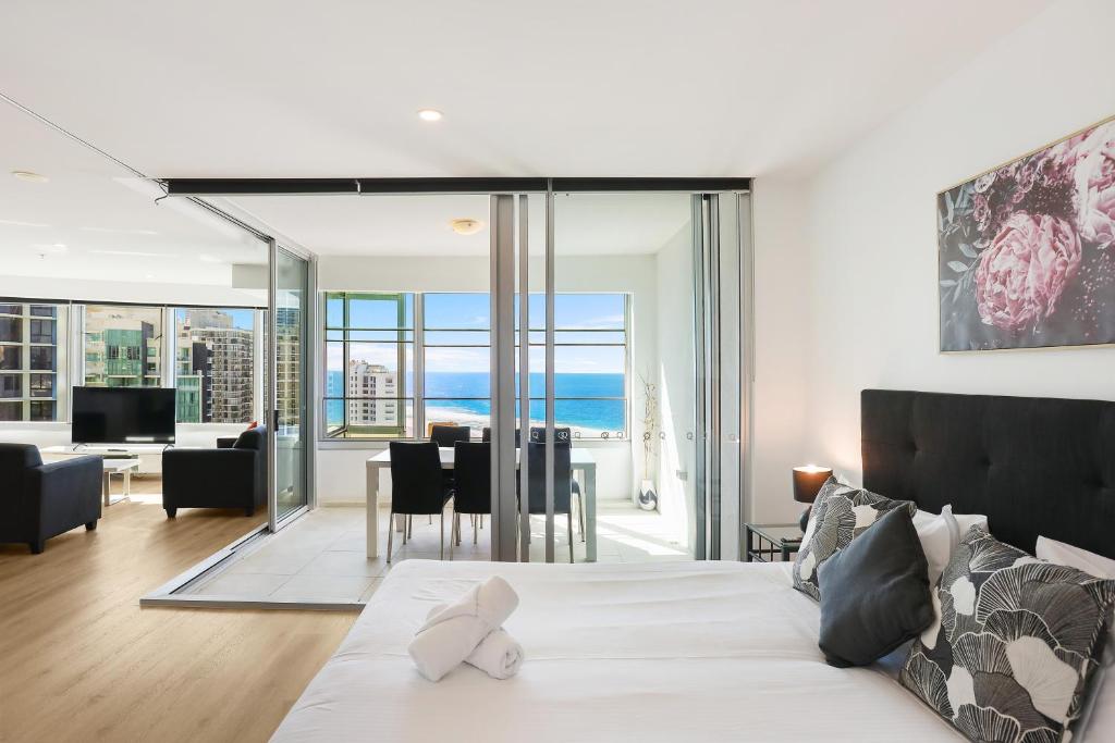 Q Tower Amazing Ocean Views 22nd Level Heated Pools Sleeps 6 - Optimise BNB - thumb 1