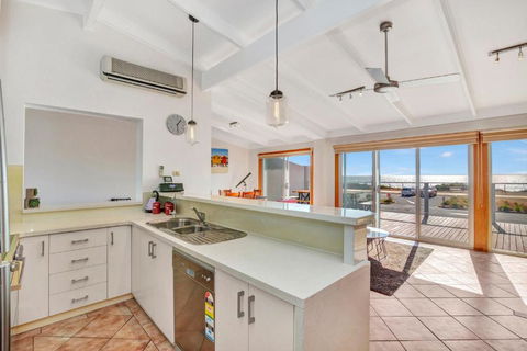 Queensland South - Aldinga Beach - C21 SouthCoast Holidays - WA Accommodation 2