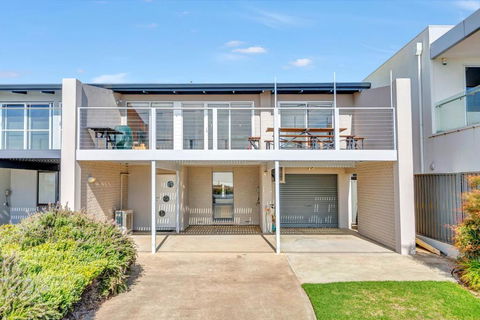 Queensland South - Aldinga Beach - C21 SouthCoast Holidays - WA Accommodation 1