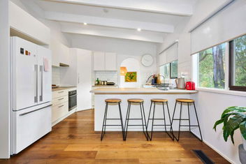 Renovated 5 Bedroom Retreat With Deck Fireplace with Accommodation Broken Hill