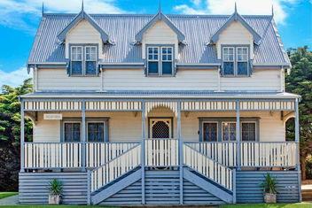 Sails - Elegant, Spacious Beach Villa with Victoria Tourism