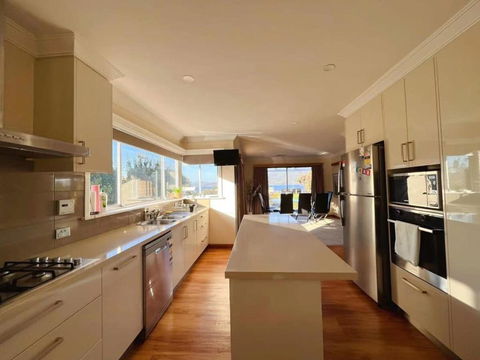 Rose Retreat With Water Front View At Montrose - Accommodation Australia 2