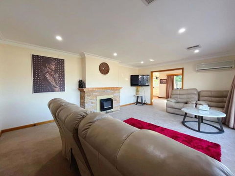 Rose Retreat With Water Front View At Montrose - Accommodation Australia 1