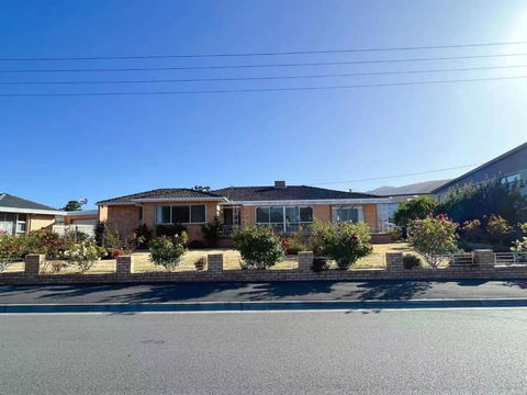 Rose Retreat With Water Front View At Montrose - Accommodation Australia 0
