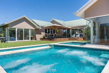 Royadie Resort - Pool Spa Tennis 500m To Beach with Accommodation Australia