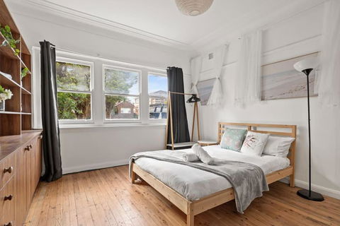 Rustic Double Room - Waterfront - Nearby Shops - Shared Bathroom - Holiday Melbourne 0