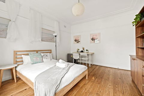 Rustic Double Room - Waterfront - Nearby Shops - Shared Bathroom - Holiday Melbourne 1