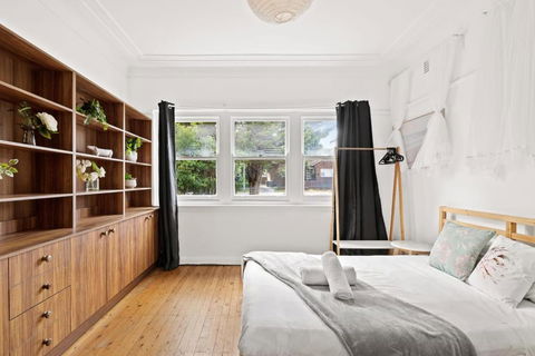 Rustic Double Room - Waterfront - Nearby Shops - Shared Bathroom - Holiday Melbourne 2