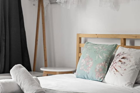 Rustic Double Room - Waterfront - Nearby Shops - Shared Bathroom - Holiday Melbourne 3