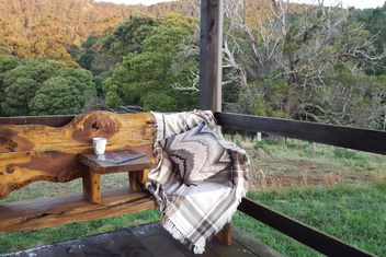 Rustic Hut Bush Retreat with Caravan Park Accommodation