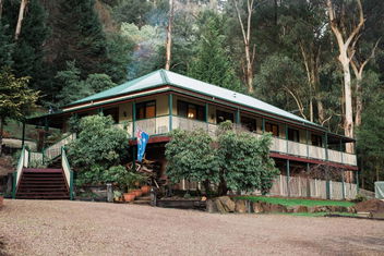 Rustic Refuge Guesthouse with Caravan Park Accommodation