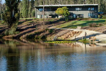Saladin Lodge with Caravan Park Accommodation