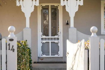 Sampson Cottage - Historic Charm with Caravan Park Accommodation