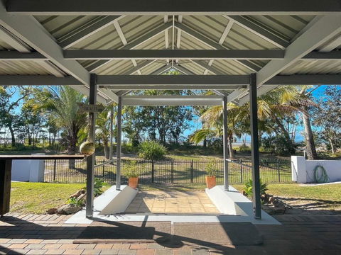 Sand N Sea - Burrum Heads- Beachfront- 4BR- Aircon -Pets Welcome - Whitsundays Tourism 1