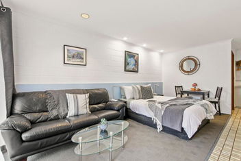 Sandbar Motel with Accommodation Find