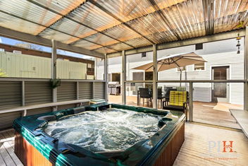 Sandy Bay Getaway W Spa 4 Bdr with Victoria Tourism