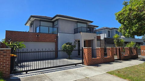 Snappy Springvale 3 Bed House - Accommodation Australia 0