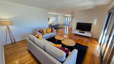 Snappy Springvale 3 Bed House - Accommodation Australia 2