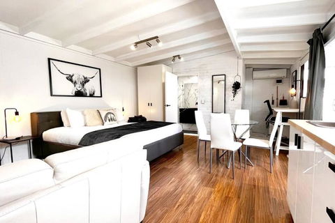 Studio C By Breckler Park - Holiday Melbourne 3