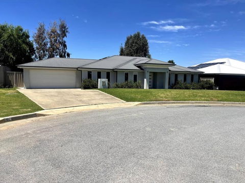 Stylish Open Plan Retreat - Wagga Wagga Accommodation 0
