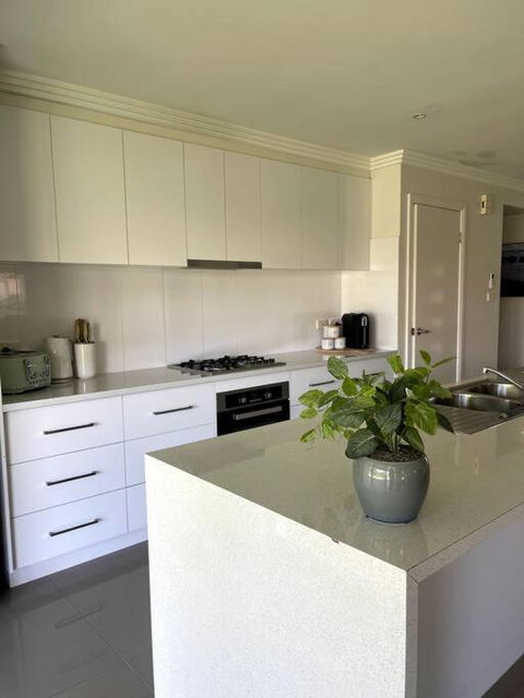 Stylish Open Plan Retreat - Wagga Wagga Accommodation 1