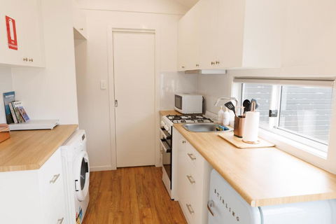 Sweet Beautiful TINY HOME With Pool And 2 Minute Drive To The Beach - Accommodation Hamilton Island 3