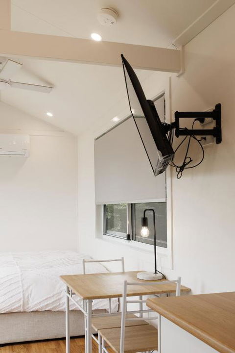 Sweet Beautiful TINY HOME With Pool And 2 Minute Drive To The Beach - Accommodation Hamilton Island 1