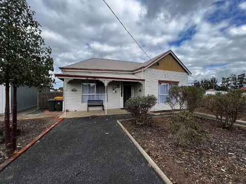 The Crooked Cottage - Holiday Melbourne 0