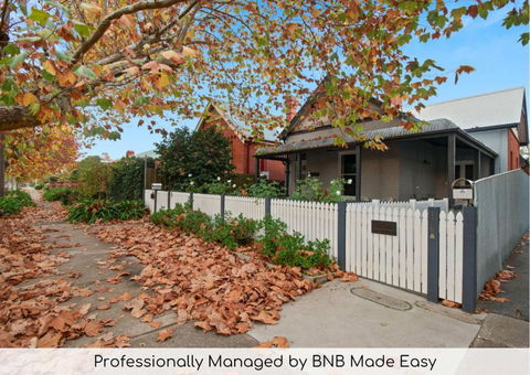The Hideaway - Charming Cottage, Entertaining Area - Wagga Wagga Accommodation 0