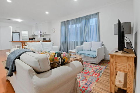 The Hideaway - Charming Cottage, Entertaining Area - Wagga Wagga Accommodation 1