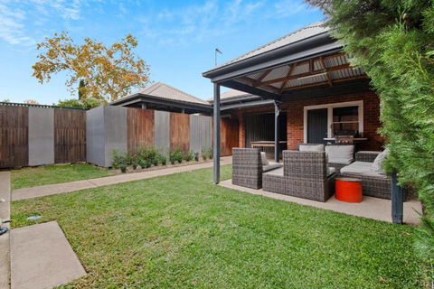 The Hideaway - Charming Cottage, Entertaining Area - Wagga Wagga Accommodation 3