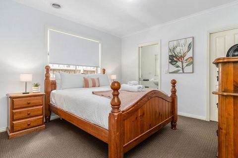 The Noble Prize Netflix & WiFi - Holiday Melbourne 1