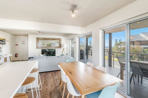Yamba 58 - Modern Apartment With Ocean Views - Holiday Sydney 2