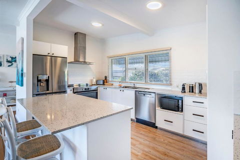 Yaringa -13 Seaview Street SWR- Full Linen Provided - Holiday Sydney 1