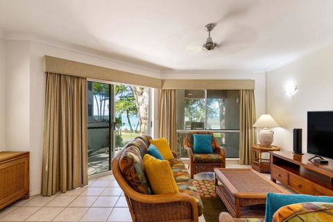 Yasmin At Coral Horizons: Retro Vibes On The Beach - Accommodation Australia 0