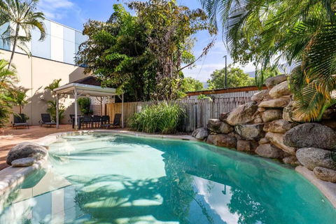 Yasmin At Coral Horizons: Retro Vibes On The Beach - Accommodation Australia 1